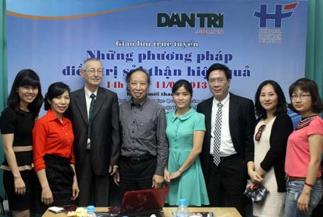 Tổng Biên tập báo Dân trí Phạm Huy Hoàn (đứng giữa) cùng cách khách mời tham gia buổi giao lưu