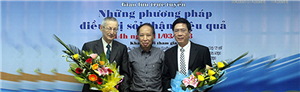 Tổng BT báo Dân Trí Phạm Huy Hoàn (đứng giữa) tặng hoa BS. Lê Sĩ Trung & BS.JC Mignotte tại buổi giao lưu trực tuyến.