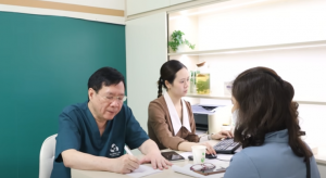 Khách đến thăm khám viêm bàng quang tái phát với bác trung